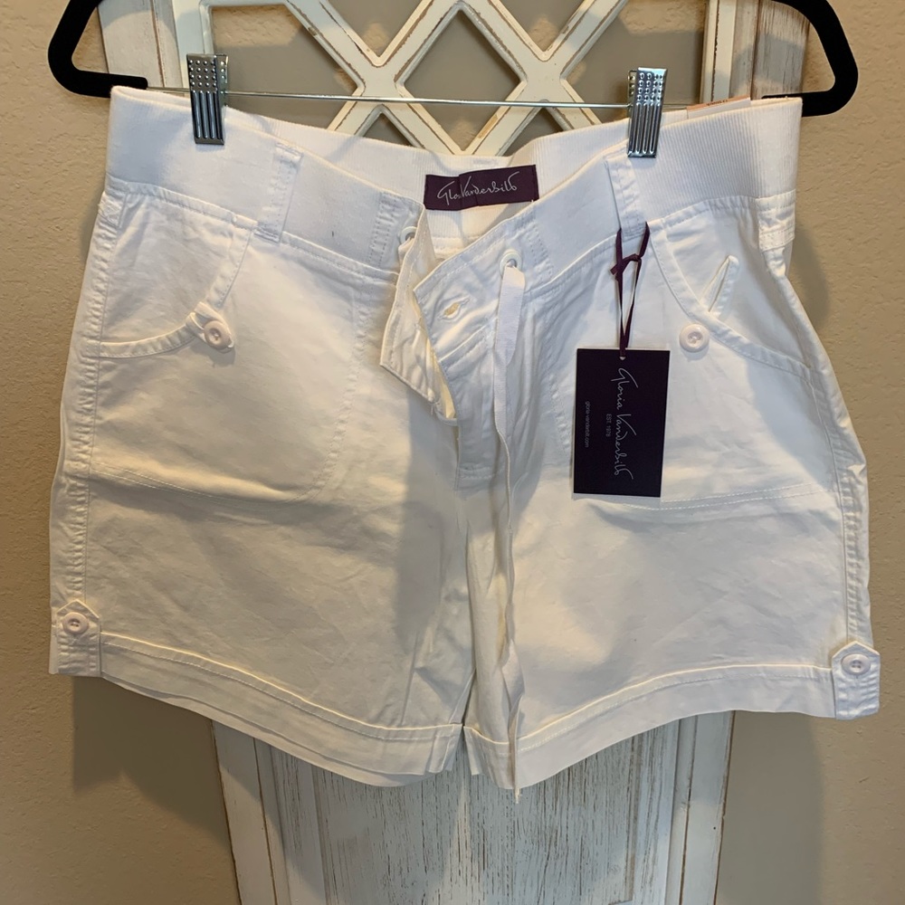 White Gloria Vanderbilt shorts